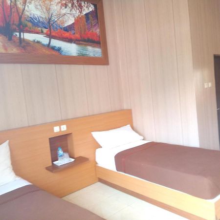 Hotel Kencana Rembang Стая снимка