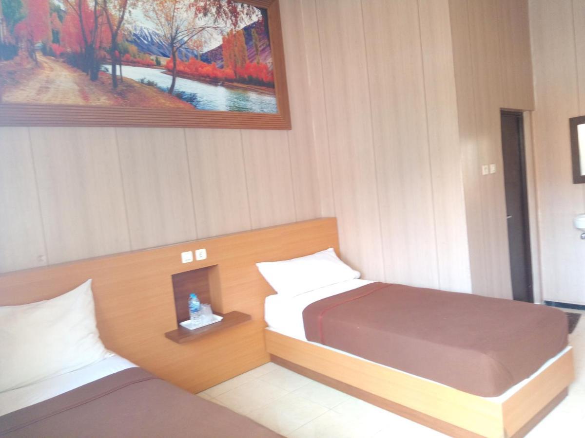 Hotel Kencana Rembang Стая снимка