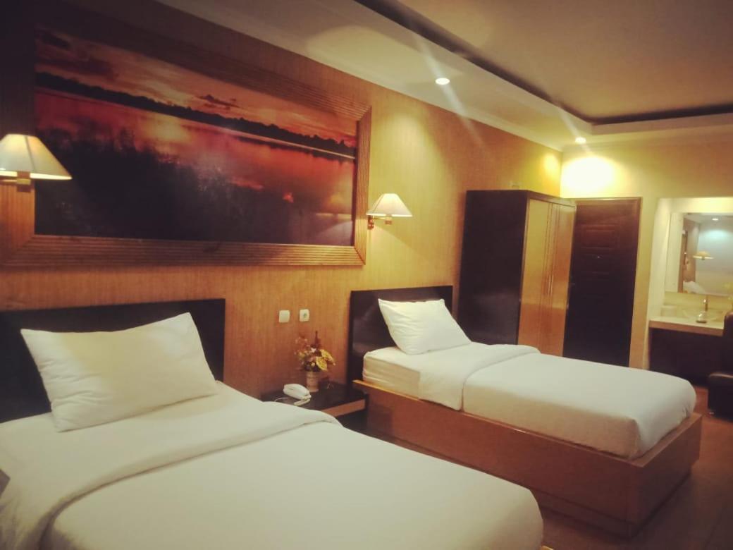 Hotel Kencana Rembang Екстериор снимка